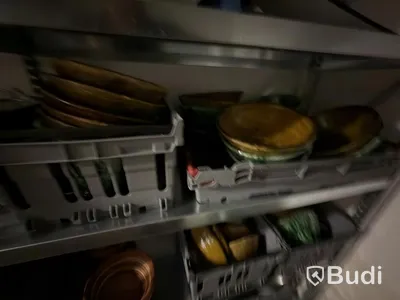 Parti med diverse porslin glas koppar mjölkkannor