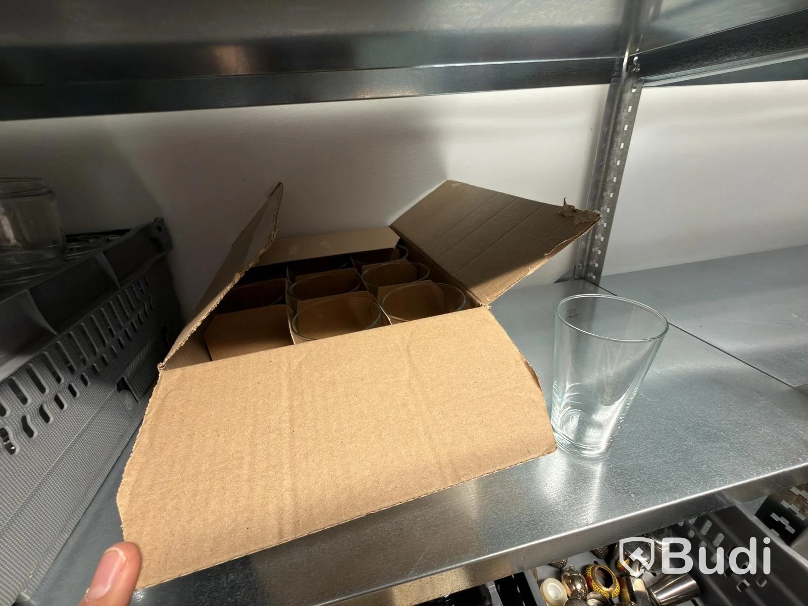 Parti med diverse porslin glas koppar mjölkkannor