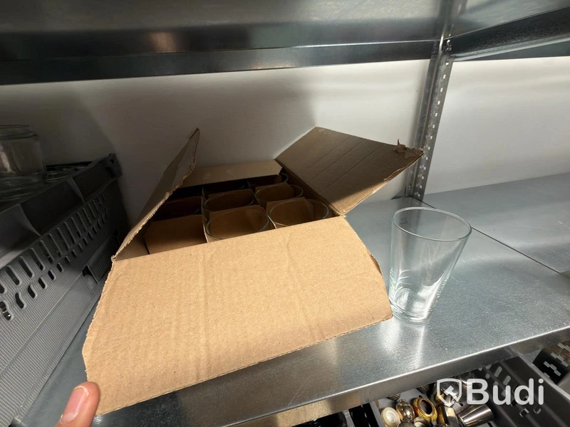Parti med diverse porslin glas koppar mjölkkannor