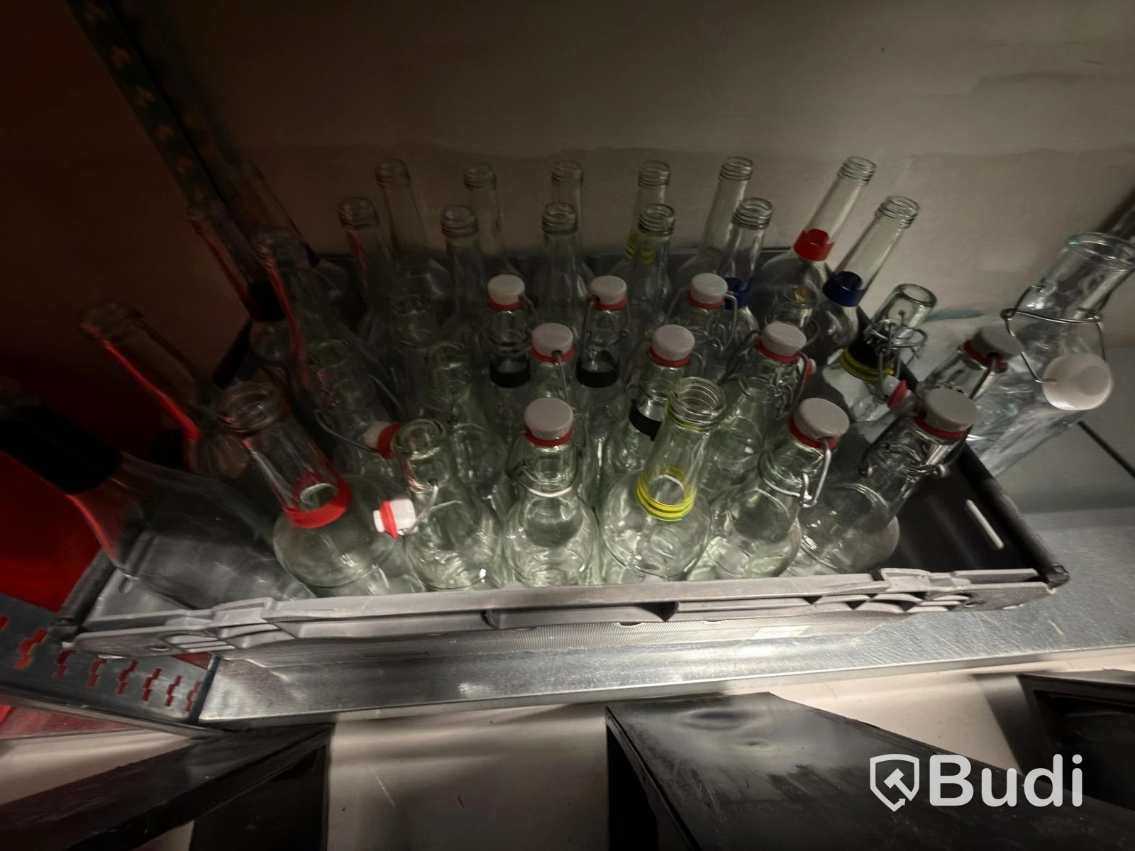 Parti med diverse porslin glas koppar mjölkkannor