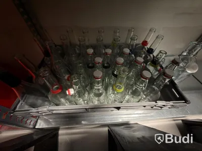 Parti med diverse porslin glas koppar mjölkkannor