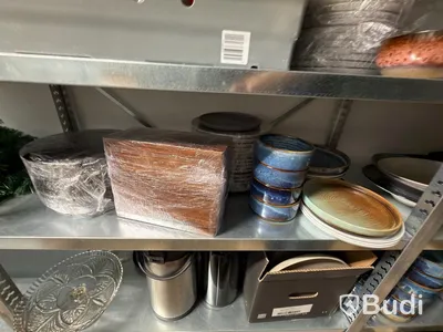 Parti med diverse porslin glas koppar mjölkkannor