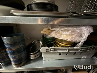 Parti med diverse porslin glas koppar mjölkkannor