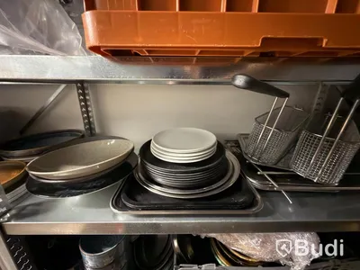 Parti med diverse porslin glas koppar mjölkkannor
