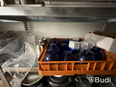 Parti med diverse porslin glas koppar mjölkkannor