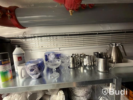 Parti med diverse porslin glas koppar mjölkkannor