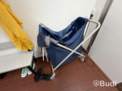 32 st omklädningsskåp AJ samt rullvagnar omklädningsrums