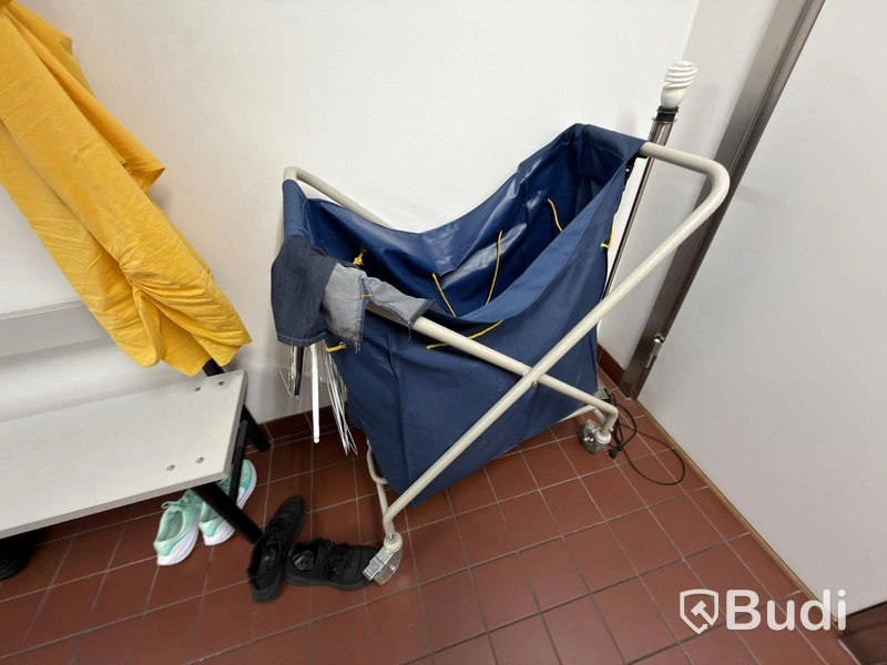 32 st omklädningsskåp AJ samt rullvagnar omklädningsrums