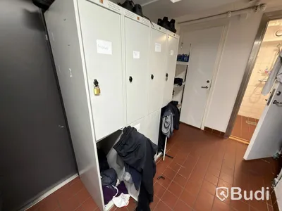 32 st omklädningsskåp AJ samt rullvagnar omklädningsrums