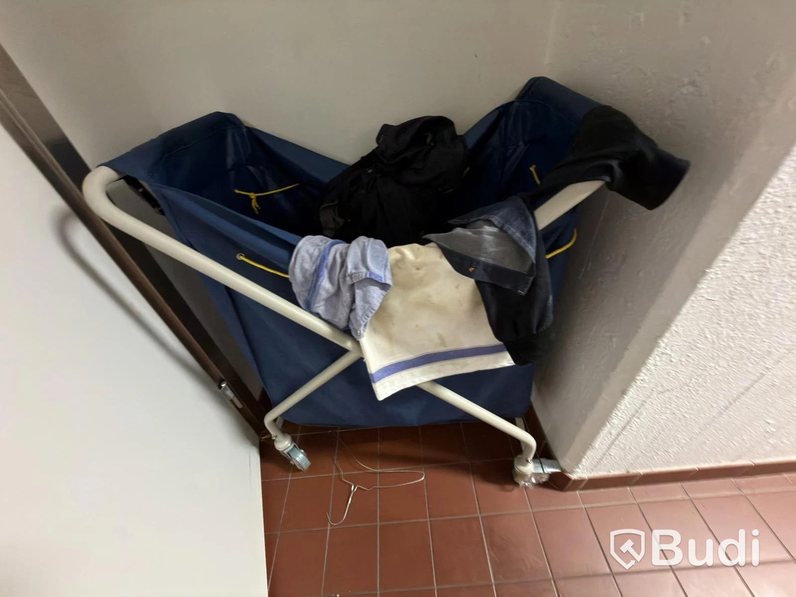 32 st omklädningsskåp AJ samt rullvagnar omklädningsrums