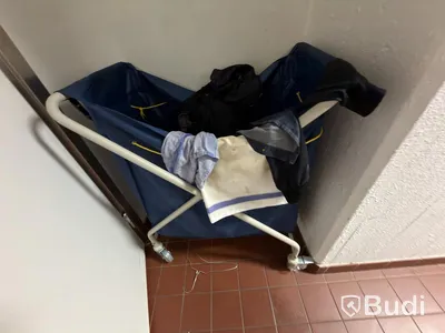 32 st omklädningsskåp AJ samt rullvagnar omklädningsrums