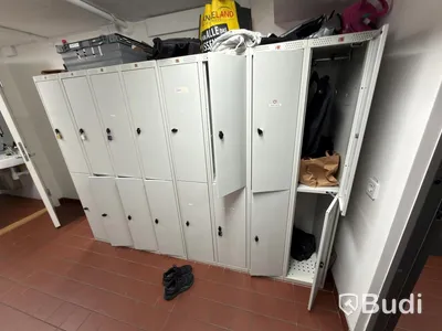 32 st omklädningsskåp AJ samt rullvagnar omklädningsrums