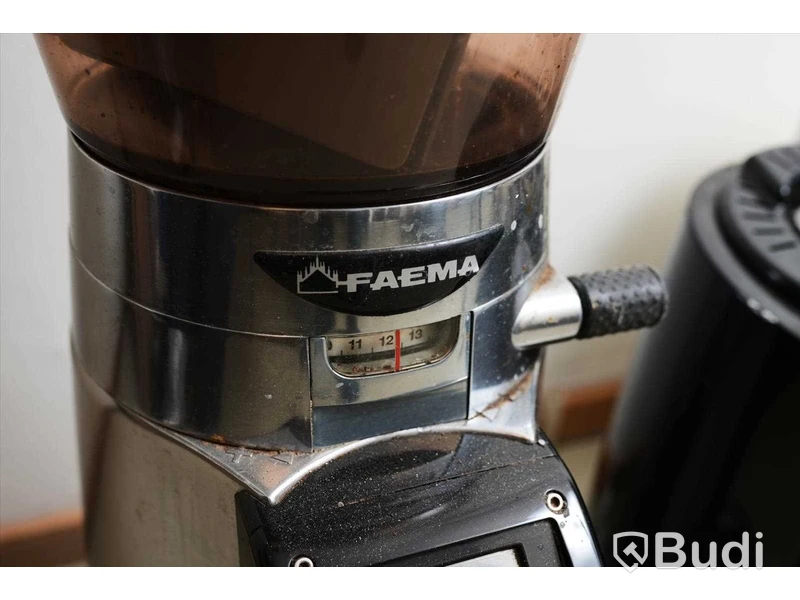 Espressomaskin 2 st och 1 st varm choklad maskin. Ej funktionstestad. Troligen defekt. För reservdelar.