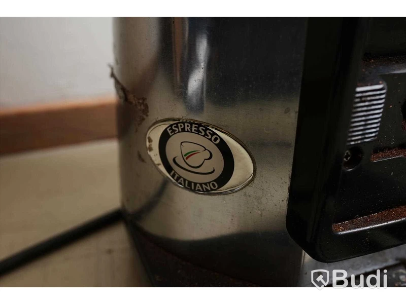 Espressomaskin 2 st och 1 st varm choklad maskin. Ej funktionstestad. Troligen defekt. För reservdelar.