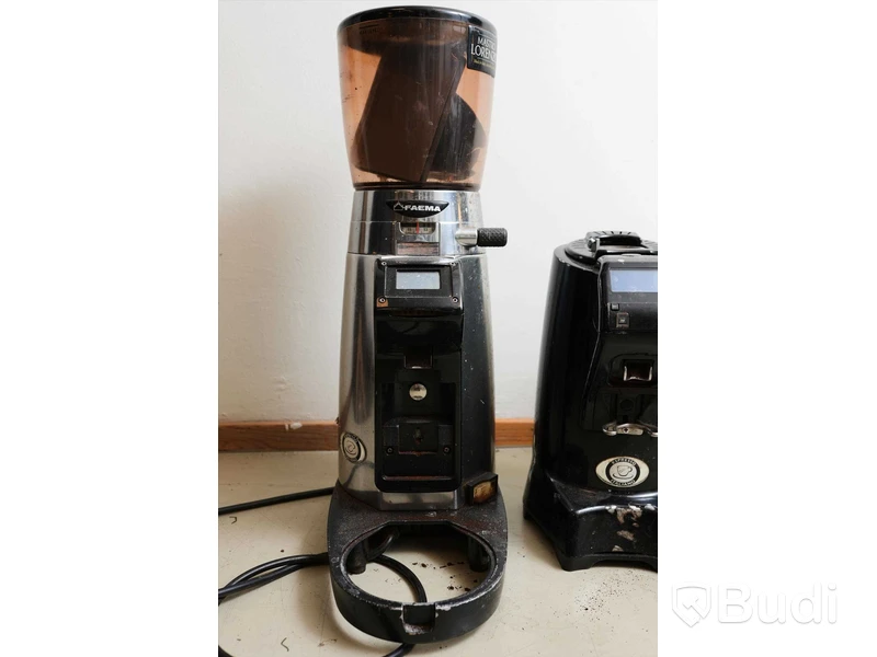 Espressomaskin 2 st och 1 st varm choklad maskin. Ej funktionstestad. Troligen defekt. För reservdelar.