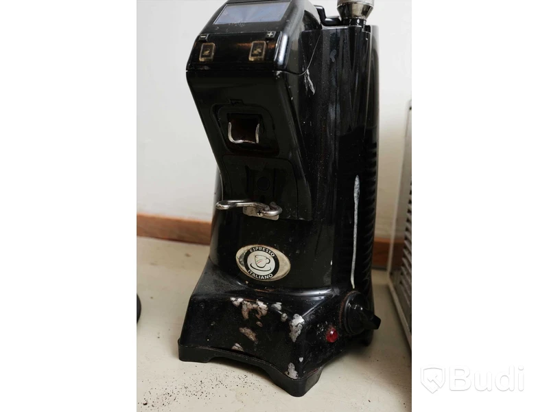 Espressomaskin 2 st och 1 st varm choklad maskin. Ej funktionstestad. Troligen defekt. För reservdelar.