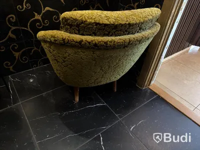Fåtölj och brickbord