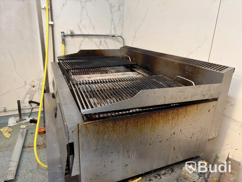 Gas-powered water grill / commercial grill