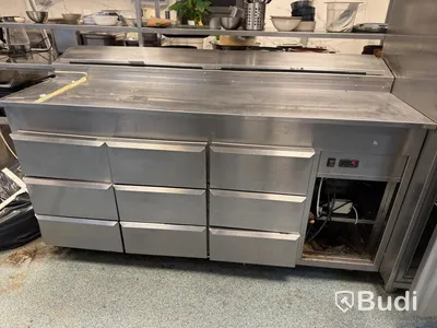 Refrigerated prep counter with 9 drawers and GN well
