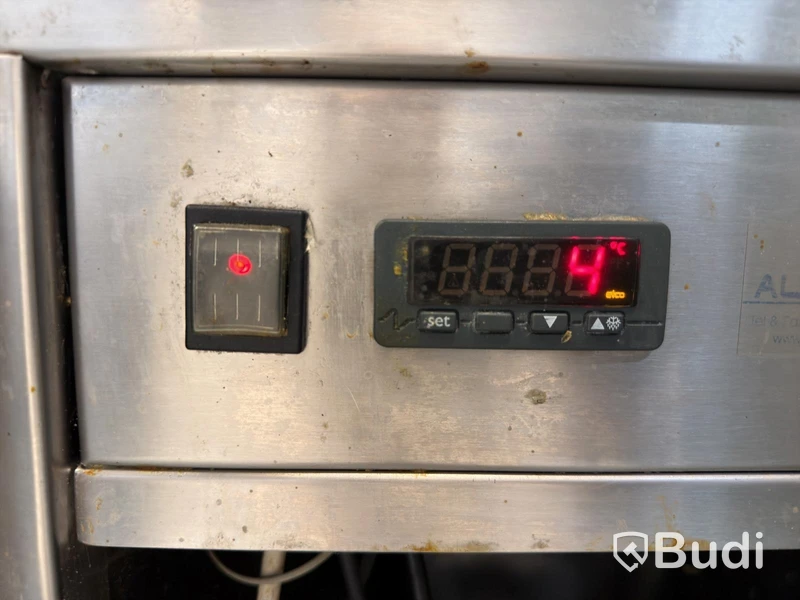 Refrigerated prep counter with 9 drawers and GN well