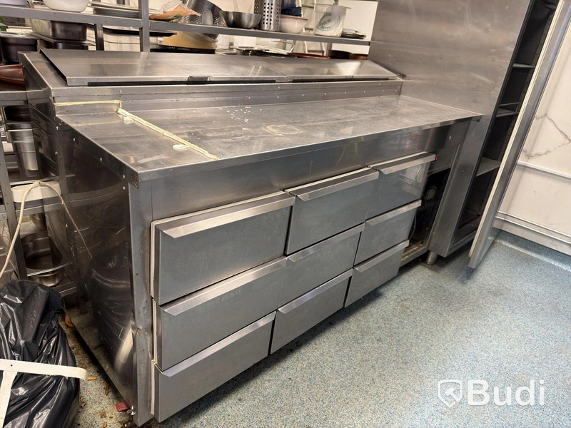 Refrigerated prep counter with 9 drawers and GN well