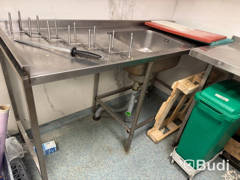 3 st. rostfria bänkar samt hyllor
