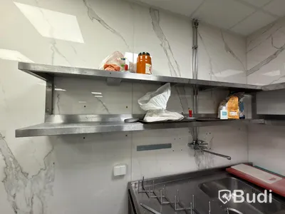 3 st. rostfria bänkar samt hyllor