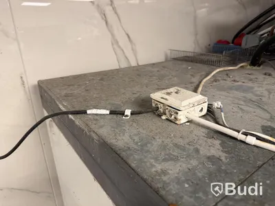 Walk-in cooler with refrigeration unit and shelving