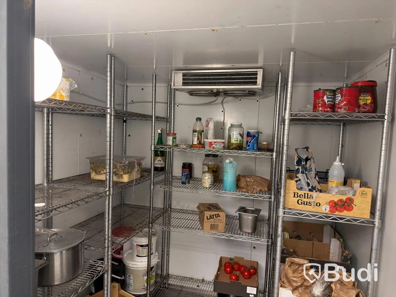 Walk-in cooler with refrigeration unit and shelving