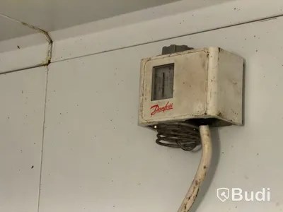 Walk-in cooler with refrigeration unit and shelving