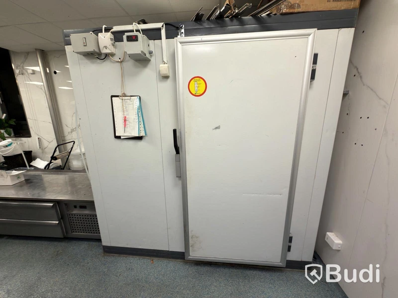 Walk-in cooler with refrigeration unit and shelving