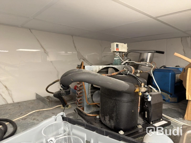 Walk-in cooler with refrigeration unit and shelving