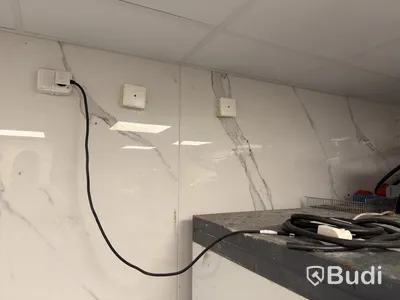 Walk-in cooler with refrigeration unit and shelving
