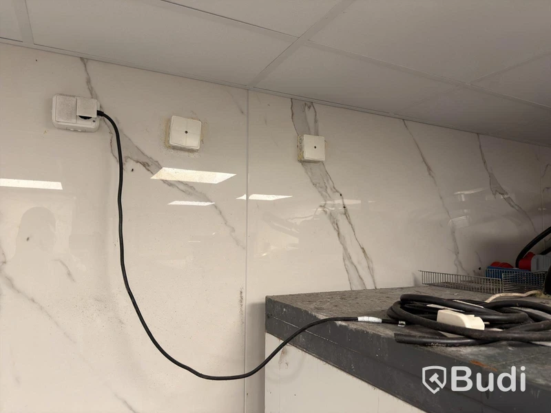 Walk-in cooler with refrigeration unit and shelving