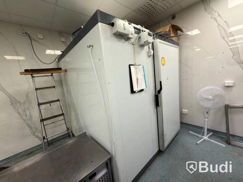Walk-in cooler with refrigeration unit and shelving