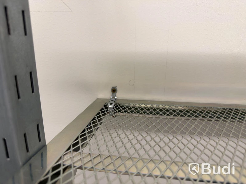Metal shelving unit