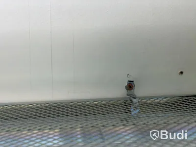 Metal shelving unit