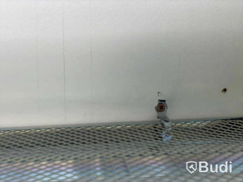 Metal shelving unit