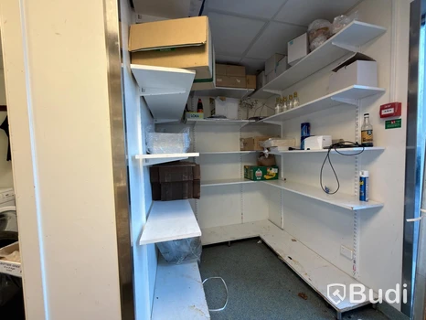 Hyllor med innehåll