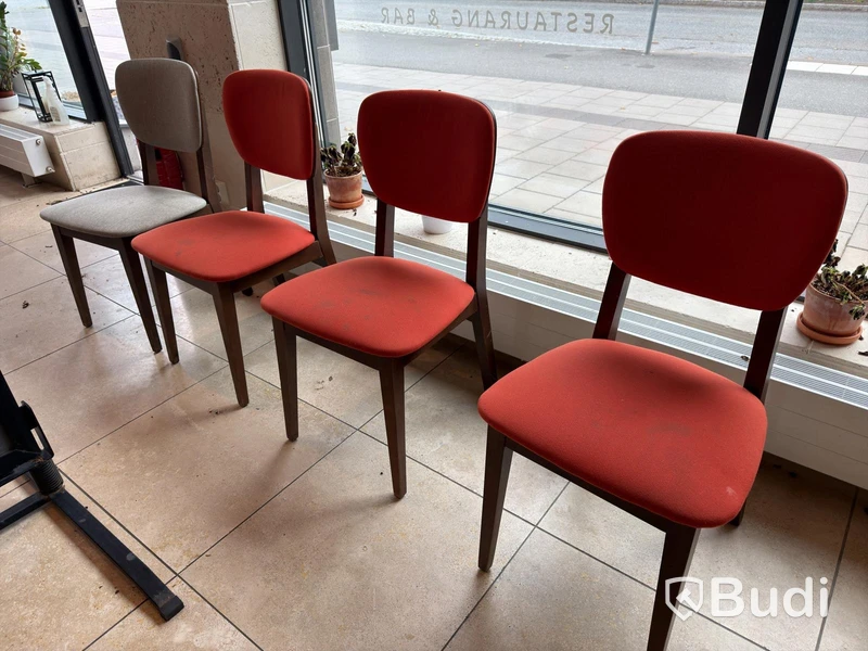 Lot of tables and chairs
