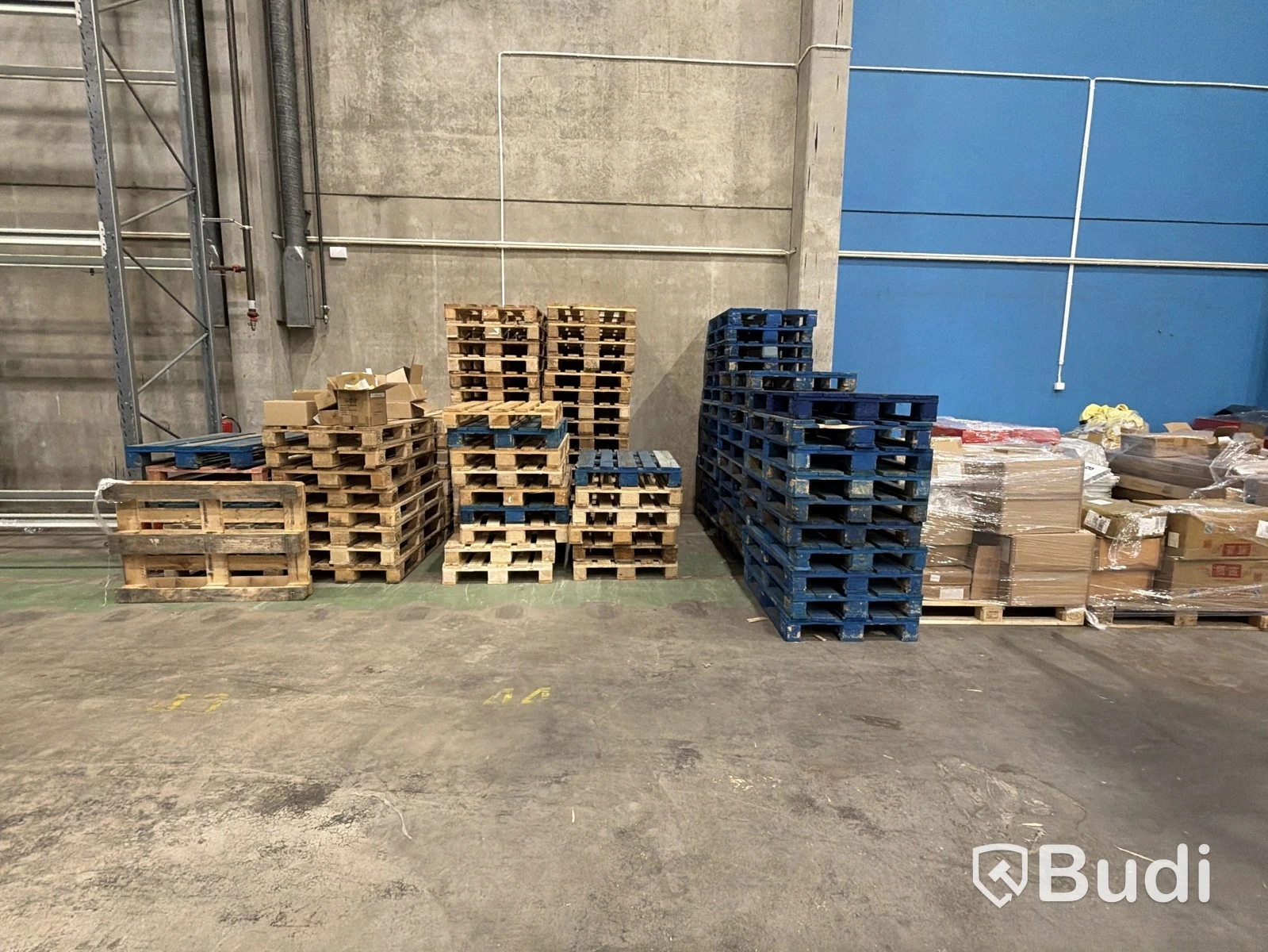 Lot of pallets and packaging, approx. 100 items