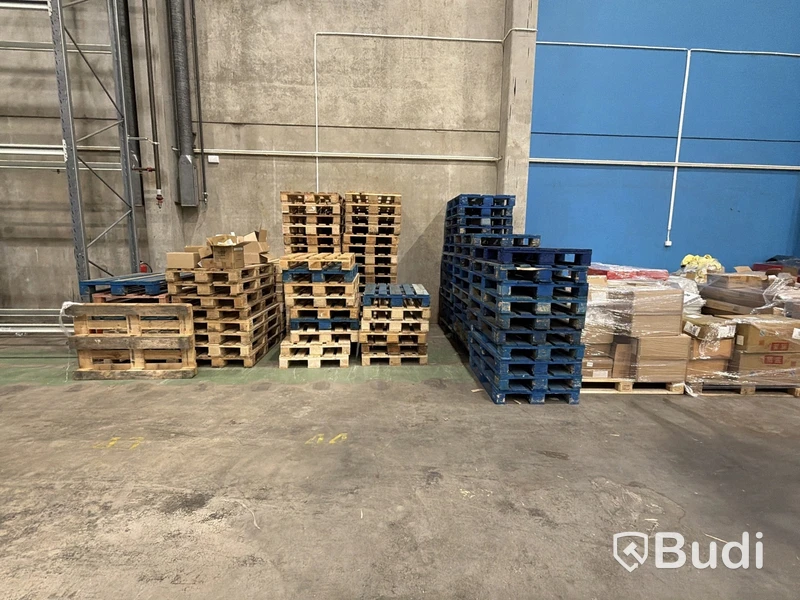 Lot of pallets and packaging, approx. 100 items