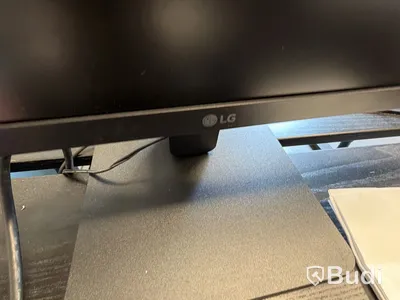 Computer monitors, 2 pcs (LG and Voxicon)