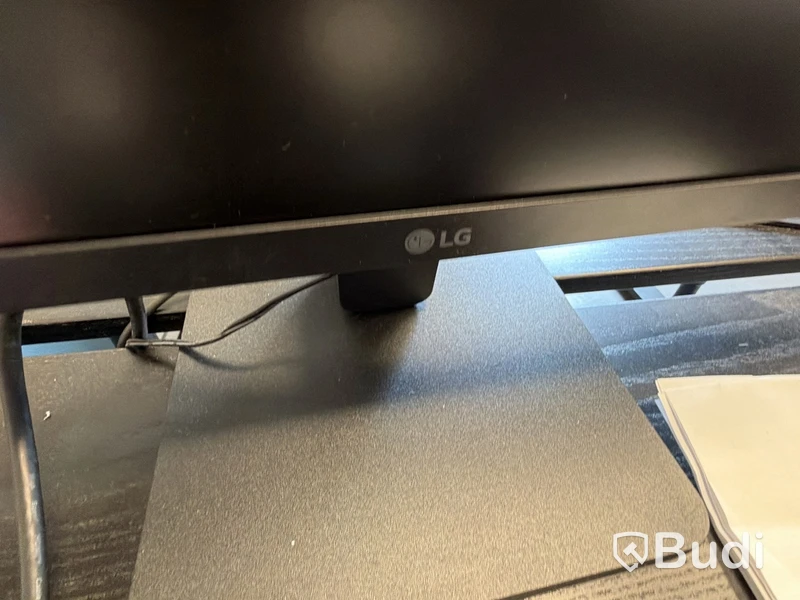 Computer monitors, 2 pcs (LG and Voxicon)