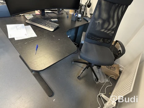 Kontorsarbetsplats med höj- och sänkbart skrivbord och kontorsstol