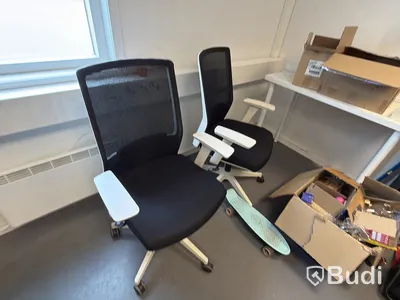 Två kontorsstolar med nätryggstöd