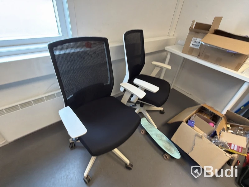 Två kontorsstolar med nätryggstöd