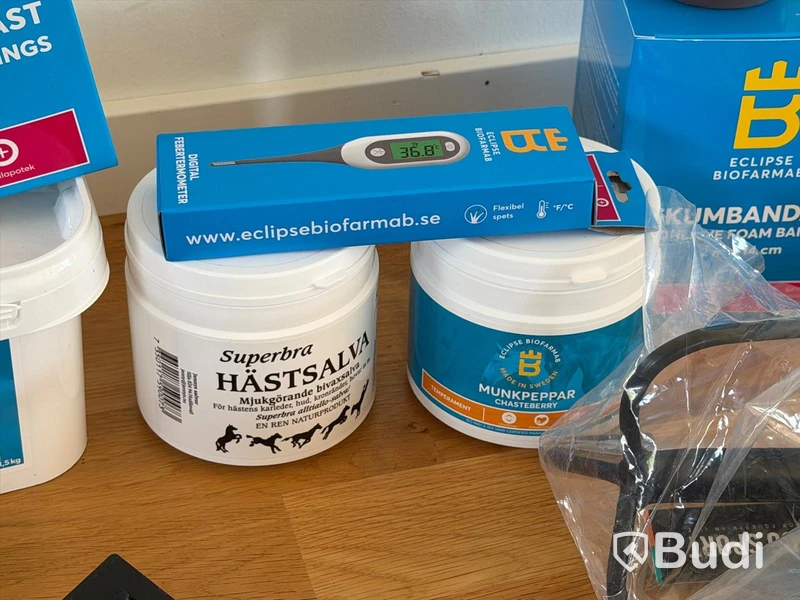 Parti med diverse för hästskötsel, bl.a. ryktborstar, hönät, flätningsband, salvor m.m.