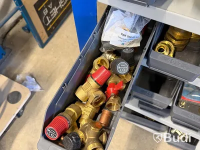 Stort sortiment diverse rörkopplingar och delar, bl.a. mässing