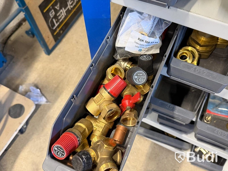 Stort sortiment diverse rörkopplingar och delar, bl.a. mässing